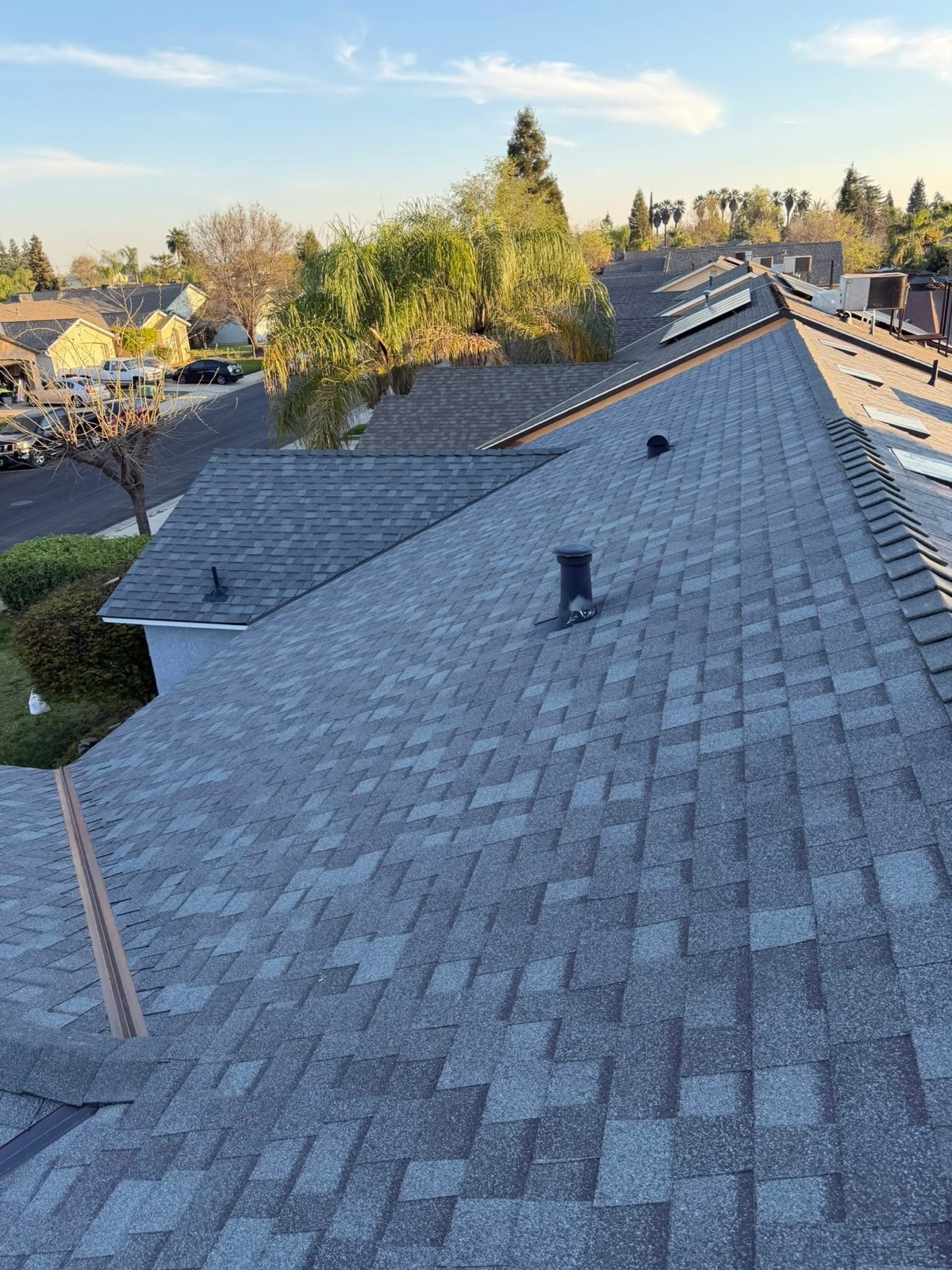 Techo terminado de tejas asfálticas grises, realizado por Alonso’s Imperio Roofing